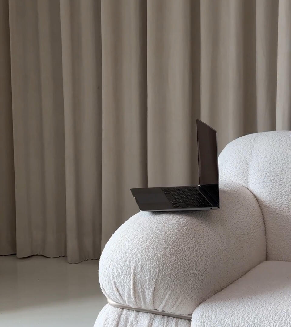 MacBook sur fauteuil blanc bouclette MacBook sur fauteuil blanc bouclette